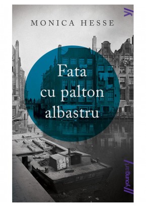 Fata cu palton albastru